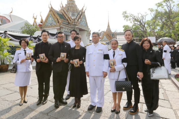 ‘หมีเซียะ’ เข้ากราบพระบรมศพ ร.9 รีบมาหลังทราบข่าวปิดการเข้ากราบ