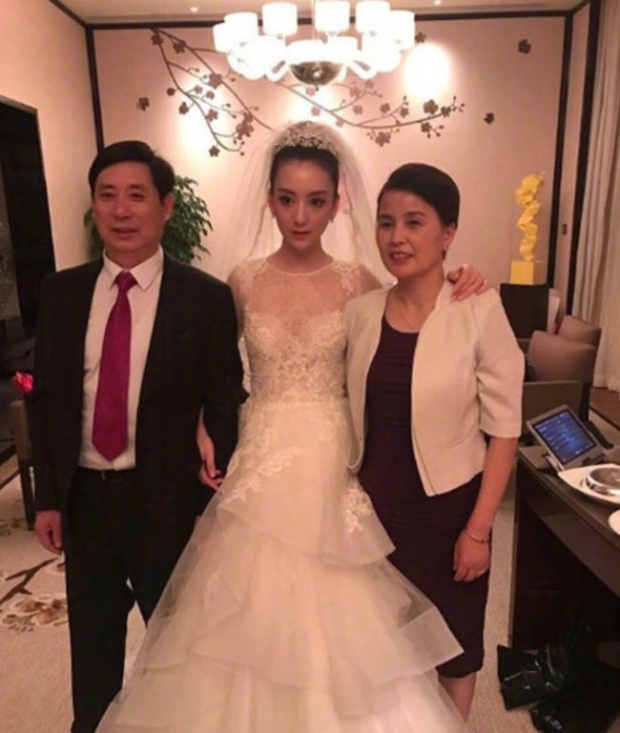 พระเอกตลอดกาล ของ จีน แต่งงานแล้วกับแฟนเด็กอายุห่าง 22 ปี