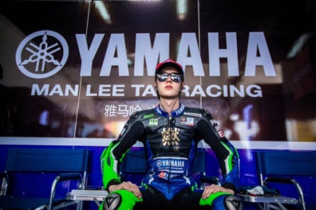 เชียร์สุดใจ! หวังอี้ป๋อ สิงห์นักบิด พระเอกซีรีส์ ปรมาจารย์ลัทธิมาร - YAMAHA เบอร์ 85