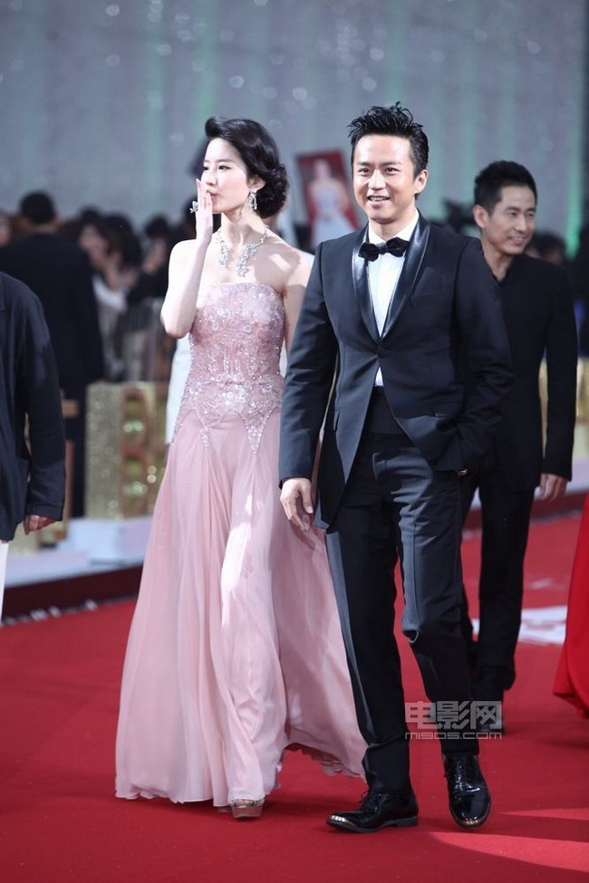 หลิวอี้เฟย เดินพรมแดงในงาน Beijing Film Festival 