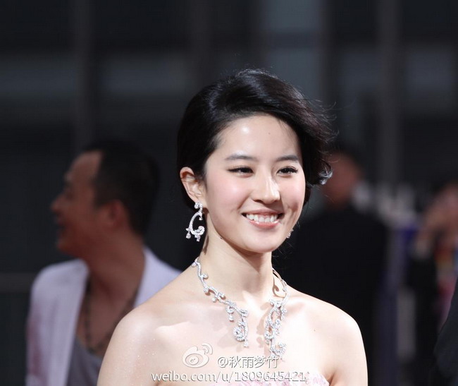 หลิวอี้เฟย เดินพรมแดงในงาน Beijing Film Festival 