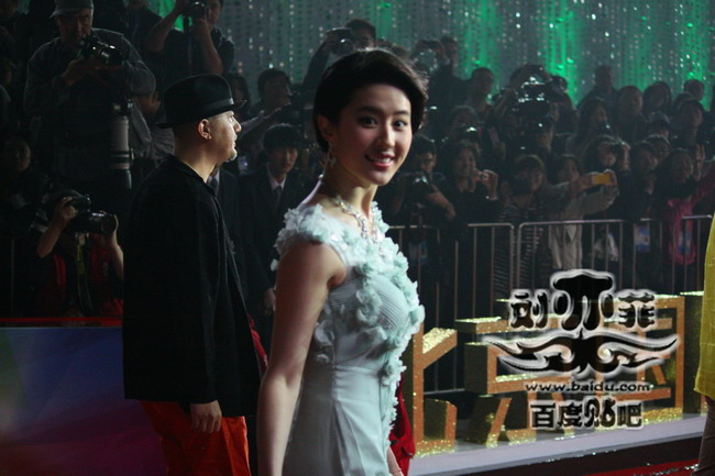 หลิวอี้เฟย เดินพรมแดงในงาน Beijing Film Festival 