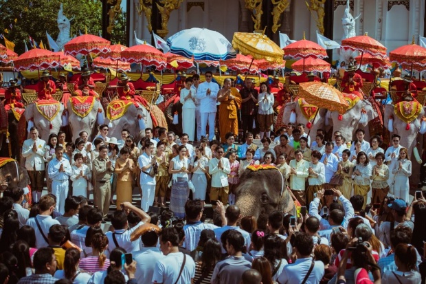 อลังการงานช้าง!! ขวัญ อุษามณี ร่วมทอดกฐิน วัดท่าไม้