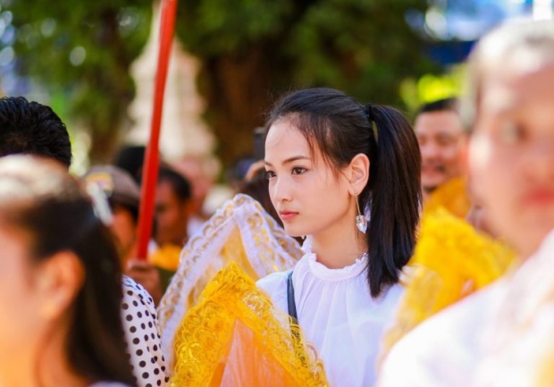 เธอคือใคร!?ชาวเน็ตส่องเจอสาวหมวยหน้าใส ร่วมงานบวชพระบัวขาว