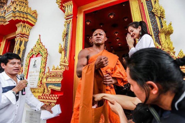 เธอคือใคร!?ชาวเน็ตส่องเจอสาวหมวยหน้าใส ร่วมงานบวชพระบัวขาว