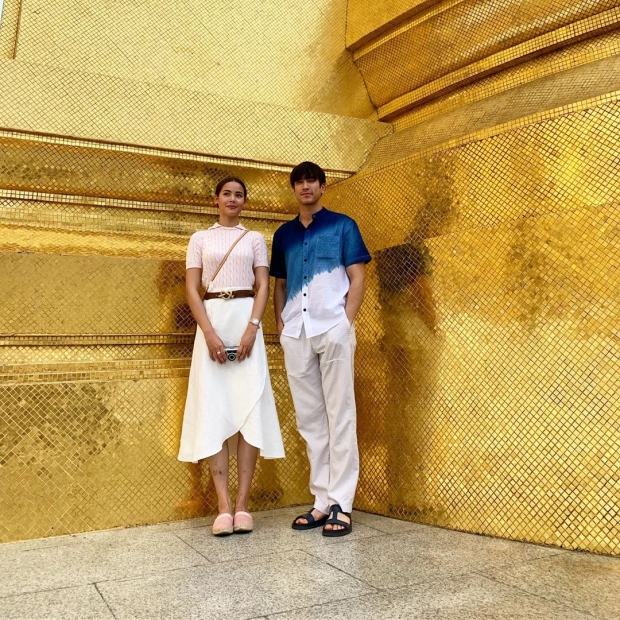 คู่รักสายบุญ ณเดชน์-ญาญ่า พาแม่ๆ ทำบุญวัดพระแก้ว เสริมสิริมงคล