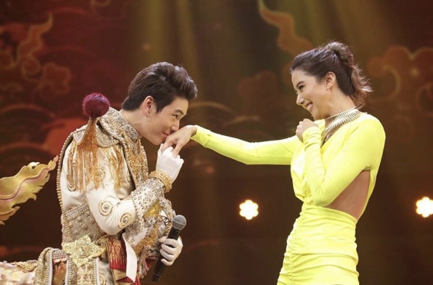 ฮันแน่! เจเจ หยอดหวาน จูจุ๊บมือ “ไอซ์ อภิษฎา” กลางเวที  THE MASK 