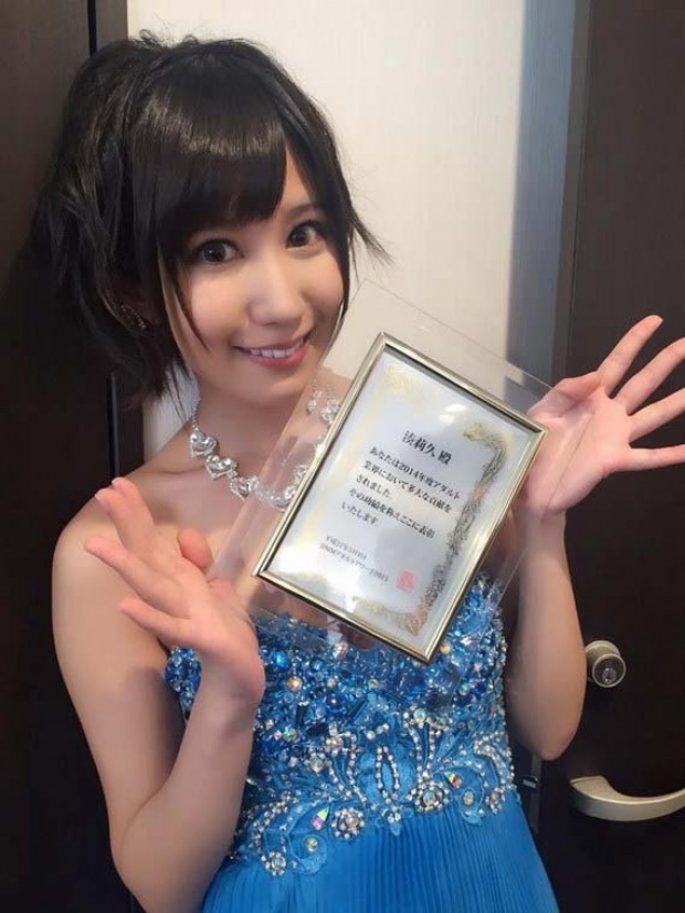 ลีลาสยิวริคุ มินาโตะคว้าสุดยอด นางเอกเอวี DMM Adult Awards 2015