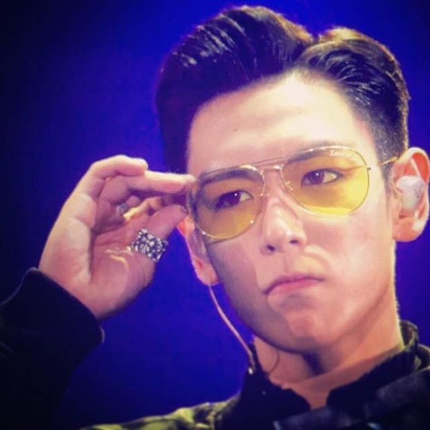 ดราม่าเข้า T.O.P สูบบุหรี่และทิ้งก้นบุหรี่ลงบนพื้นถนนต่อหน้าแฟนคลับ