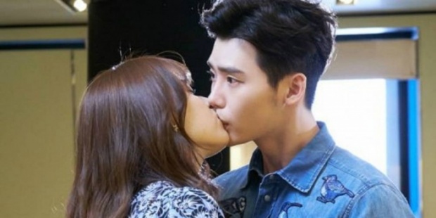 อีจงซอก ฮันฮโยจู ออกอาการเขินหนักมากกับการถ่ายทำฉากจูบแรกของพวกเขาในซีรี่ย์เรื่อง W