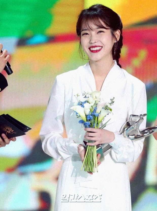 ไอยู (IU) ใจป้ำ! จ่ายค่าอาหารให้กับโต๊ะข้างๆในระหว่างที่ไปฉลองหลังจากได้รับรางวัลแดซัง