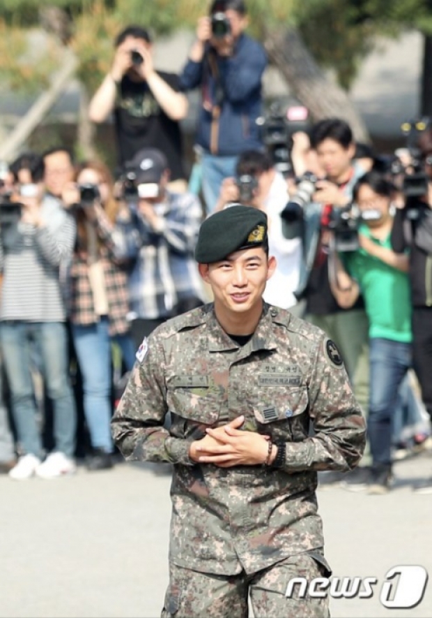 กลับมาแล้ว! “แทคยอน 2PM” ปลดประจำการจากกรมทหาร แฟนคลับรอเพียบ!