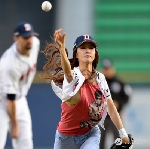 คิมจองมิน พลาดท่า เต้าโผล่กลางสนาม ขณะปาลูกเบสบอล (ชมภาพ)