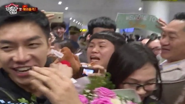 หือ! ตลกดัง ถูกเจ้าหน้าที่สนามบินเวียดนามเข้าใจผิดคิดว่าเป็นแฟนคลับที่เข้ามาประชิดตัว ดาราหนุ่ม!