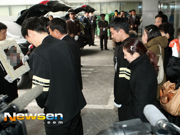 บรรยากาศงานศพ คุณพ่อ -คุณปู่-คุณย่า ของ อีทึก SJ