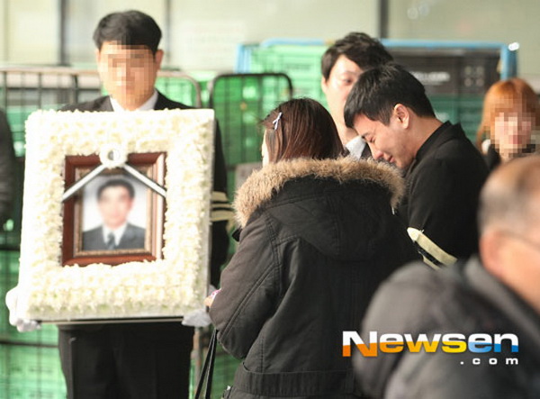 บรรยากาศงานศพ คุณพ่อ -คุณปู่-คุณย่า ของ อีทึก SJ