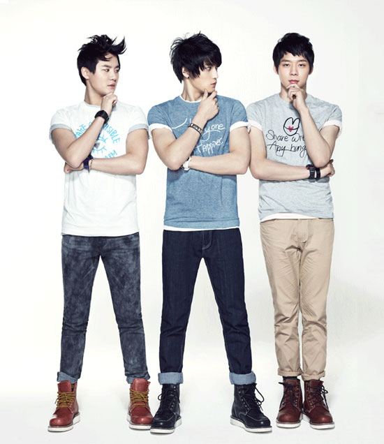 หนุ่ม ๆ JYJ ถ่ายแบบแบรนด์ NII