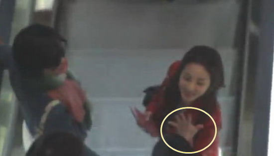 ชาวเน็ตเกา!ตาดีจับภาพแหวนที่นิ้วนางซานดารา 2NE1