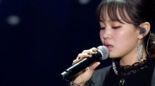  อีฮาอี ร้องไห้ขณะร้องเพลงที่แต่งขึ้นโดยจงฮยอน ในงาน Golden Disc Awards