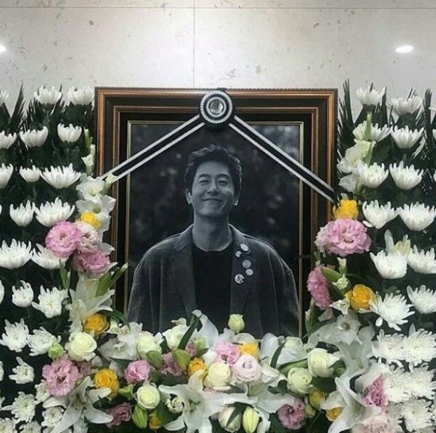 สุดอาลัย!! ซงจุงกิ โผล่ร่วมพิธีศพ คิมจูฮยอก หลังงานแต่งตัวเองจบลงรีบมาทันที!