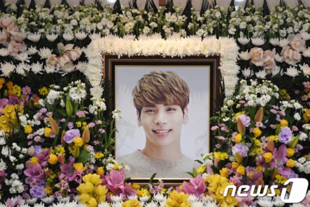 ภาพสุดเศร้า..สมาชิกวง SHINee ร่วมเป็นเจ้าภาพงานศพ “จงฮยอน” พร้อมเปิดให้แฟนคลับร่วมเคารพศพ
