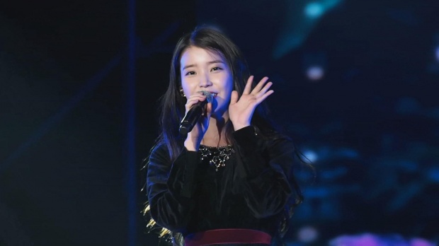 วิดีโอในช่วงจังหวะที่ไอยู (IU) ถูกปาขวดน้ำเข้าที่ใบหน้ากลับมาเป็นกระแสไวรัลอีกครั้ง!