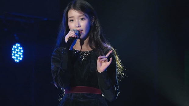 วิดีโอในช่วงจังหวะที่ไอยู (IU) ถูกปาขวดน้ำเข้าที่ใบหน้ากลับมาเป็นกระแสไวรัลอีกครั้ง!