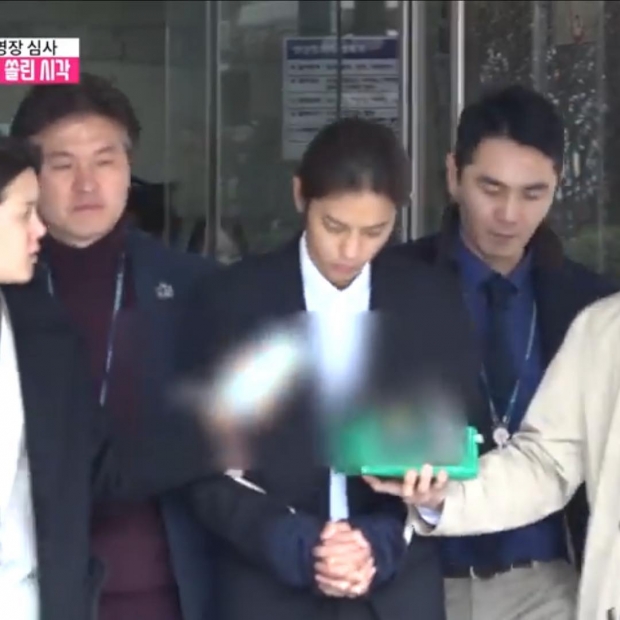 เปิดภาพ-คลิป นาที จอง จุนยอง ถูกจับใส่กุญแจมือ เซ่นคดีคลิปฉาว!