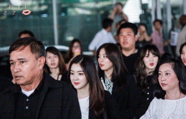 Red Velvet ถึงไทยแล้ว แฟน ๆ แห่ต้อนรับอบอุ่น (มีคลิป)