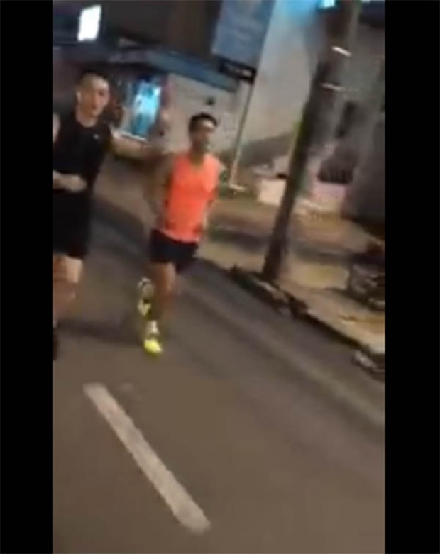 ขับรถผ่านหนุ่มวิ่งออกกำลังกายข้างถนนเมืองไทย เห็นหน้าชัดๆ เขาคือซุปเปอร์สตาร์ดังระดับเอเชีย! (คลิป)