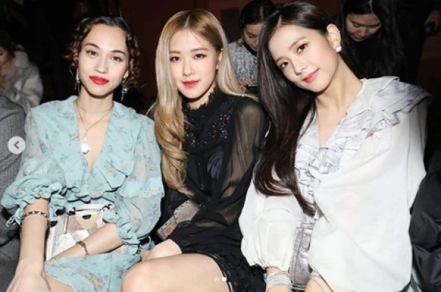  สวยคูณสาม! จีซู-โรเซ่ BLACKPINK ถ่ายภาพกับมิซูฮาระ กิโกะ!