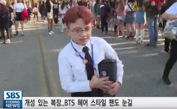 แฟนคลับตัวน้อย ปรากฏตัวใน SBS News กับคอสเพลย์ จีมิน สุดน่ารัก ที่งานคอนเสิร์ต BTS