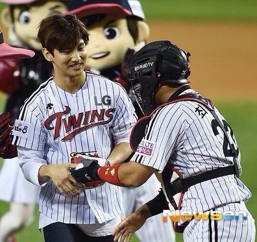 ชางมิน TVXQ กับท่าขว้างลูกเบสบอลสุดเท่ห์ (ชมคลิป)