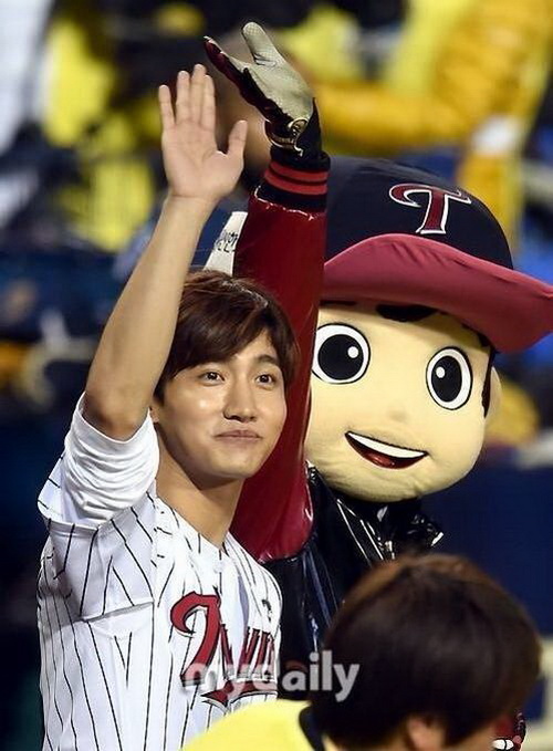 ชางมิน TVXQ กับท่าขว้างลูกเบสบอลสุดเท่ห์ (ชมคลิป)