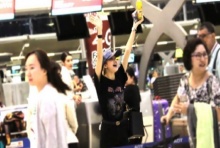 ลิซ่า BLACKPINK กลับเกาหลี แฟนแห่ส่งล้นสนามบิน (คลิป)