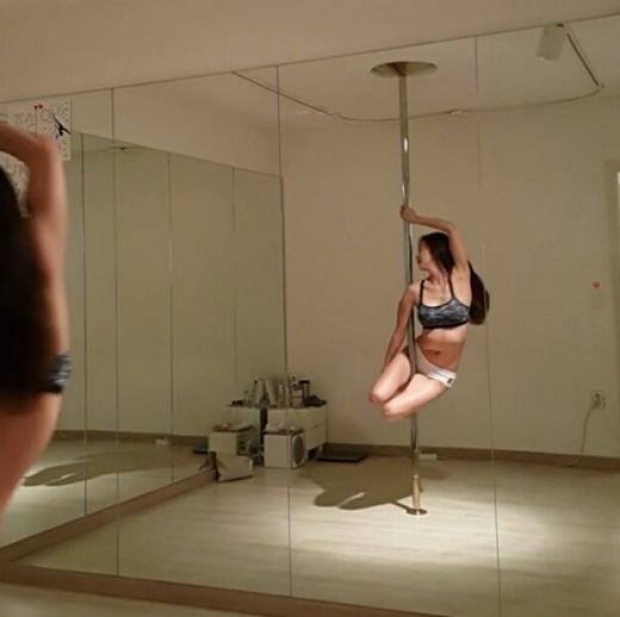 สาวกิมจิคนนี้ ‘โชว์’ หุ่นสุดเอ็กซ์ ในระหว่างเต้น ‘pole dance’