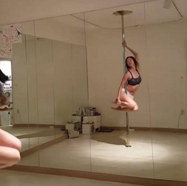 สาวกิมจิคนนี้ ‘โชว์’ หุ่นสุดเอ็กซ์ ในระหว่างเต้น ‘pole dance’