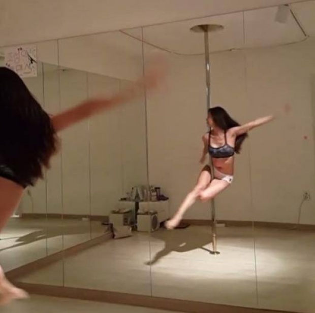 สาวกิมจิคนนี้ ‘โชว์’ หุ่นสุดเอ็กซ์ ในระหว่างเต้น ‘pole dance’