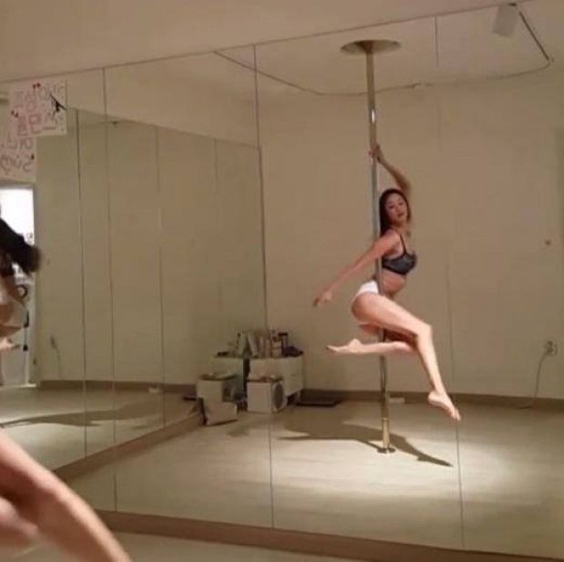 สาวกิมจิคนนี้ ‘โชว์’ หุ่นสุดเอ็กซ์ ในระหว่างเต้น ‘pole dance’