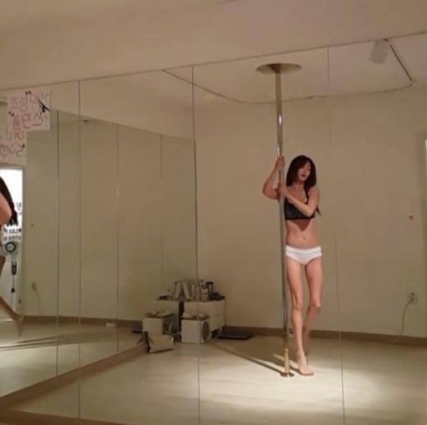 สาวกิมจิคนนี้ ‘โชว์’ หุ่นสุดเอ็กซ์ ในระหว่างเต้น ‘pole dance’