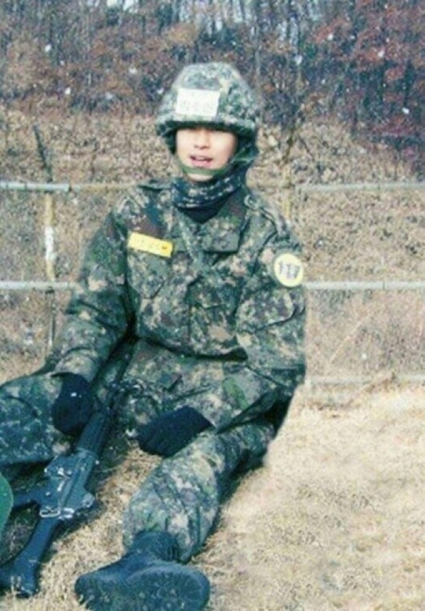  คิมซูฮยอน กับภาพในเครื่องแบบทหารเซ็ตล่าสุด!