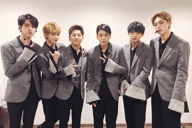  แฟนๆของ JBJ มารวมตัวกันพร้อมดอกทานตะวัน เพื่อประท้วงเรื่องการยุบวงอย่างเงียบๆ!