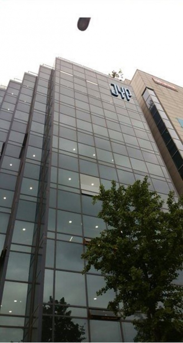  ชาวเน็ตแชร์ภาพตึกใหม่ของ JYP Entertainment ที่ใกล้จะเสร็จสมบูรณ์แล้ว