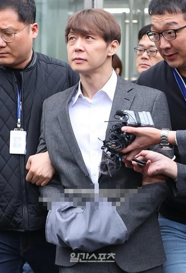 เปิดนาที พัค ยูชอน ถูกจับใส่กุญแจมือ เซ่นคดีเสพยาเสพติด(คลิป)