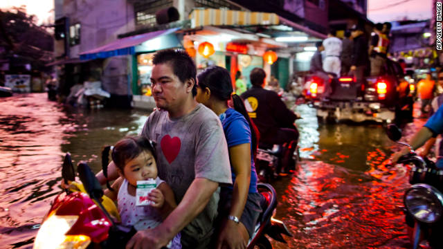 ซานดารา พัค (แห่ง 2NE1 ส่งกำลังใจให้ผู้ประสบภัยน้ำท่วมที่ประเทศไทย 
