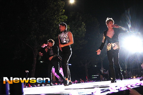 JYJ จัดคอนเสิร์ตกลางกังนัมพร้อมแฟนคลับร่วมกรี้ดกว่า 5 หมื่นคน