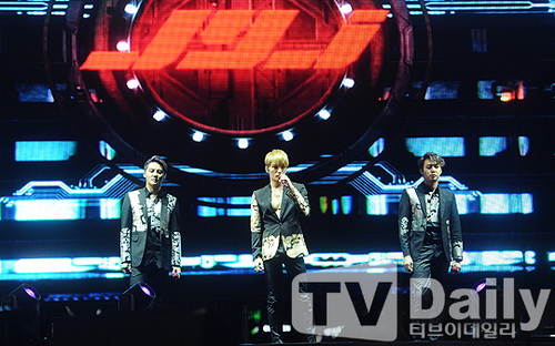 JYJ จัดคอนเสิร์ตกลางกังนัมพร้อมแฟนคลับร่วมกรี้ดกว่า 5 หมื่นคน