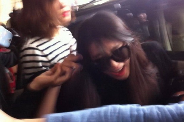 ติ่งคลั่ง! ดึง ผม จียอน T-Ara แทบหลุด!(ชมคลิป)