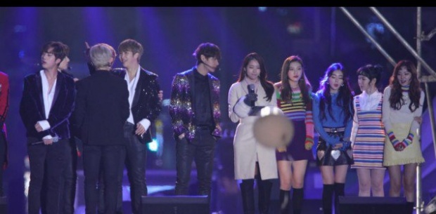 ภาพ วี BTS มองจอย Red Velvet ปลุกกระแสข่าวลือเรื่องการออกเดทของทั้งคู่!