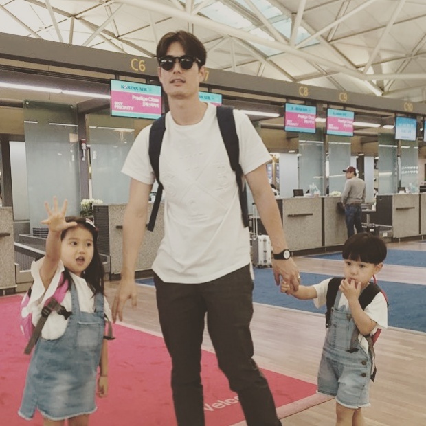 สุดชื่นชม! ริกกี้ คิม ดาราเกาหลีพาลูกเที่ยวไทย พร้อมไหว้พระฉายาลักษณ์ร.9! 
